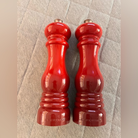 LE CREUSET 8 1/4” Cerise Red Salt & Pepper Mills Orig $100 Excellent Condition - Picture 5 of 9